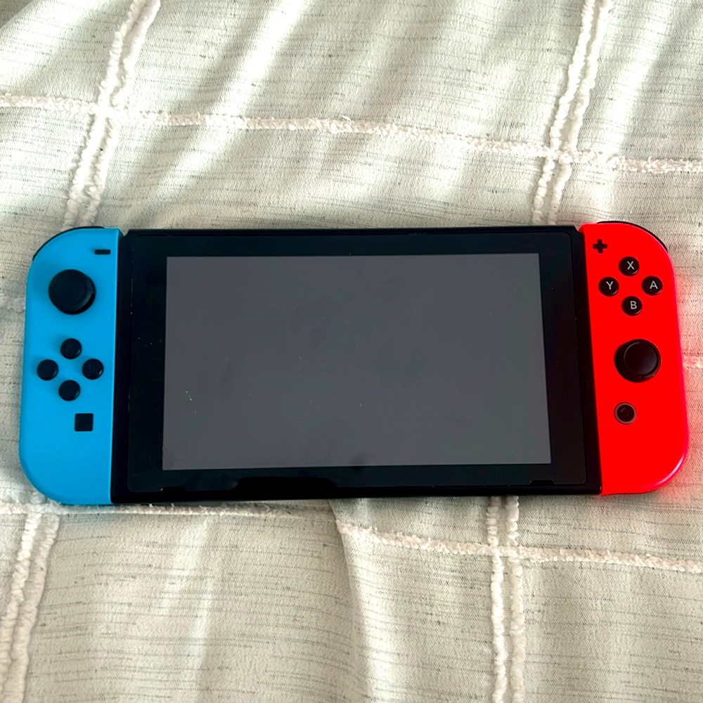 Nintendo switch + charger + controller + Mario kart